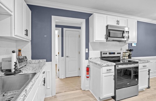 Paw Creek House | New listing! Queen City Landing - 2 min Airport, 10 min Uptown, minutes from I85