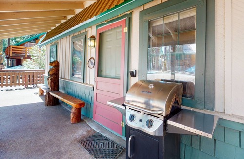 West Village House | New listing! Rustic cabin in Shaver Lake w/free WiFi/full kitchen - near beach!
