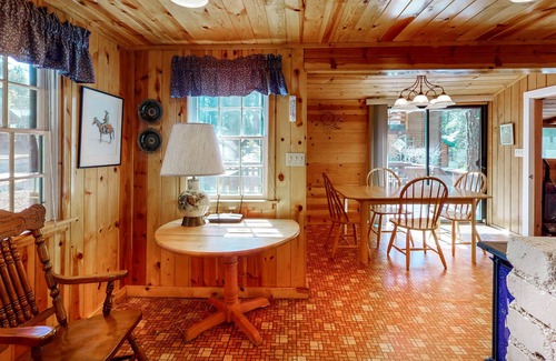 West Village House | New listing! Rustic cabin in Shaver Lake w/free WiFi/full kitchen - near beach!