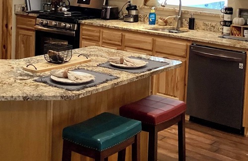 Naches House | NEW LISTING! Ski, Play, Stay @ The Lodge is loaded! Hot tub, BBQ, sleeps 10,