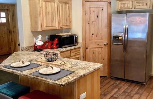 Naches House | NEW LISTING! Ski, Play, Stay @ The Lodge is loaded! Hot tub, BBQ, sleeps 10,