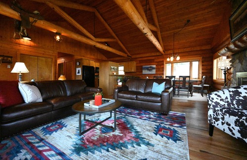 Island Park Cabin | *New Listing* | Sleeps 8 | 4 Bedroom 3 Bath | 18 Miles to Yellowstone!