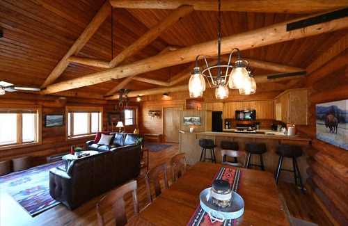Island Park Cabin | *New Listing* | Sleeps 8 | 4 Bedroom 3 Bath | 18 Miles to Yellowstone!