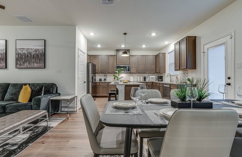 Wetmore House | NEW LISTING! Sleeps 12 -Minutes to Six Flags! Central Location -