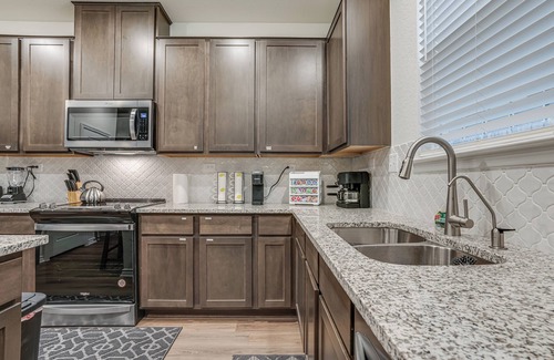 Wetmore House | NEW LISTING! Sleeps 12 -Minutes to Six Flags! Central Location -