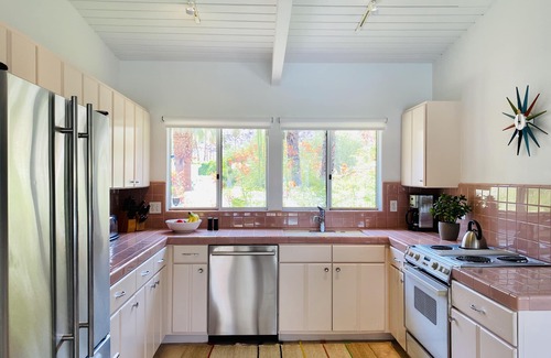 Vista Las Palmas House | New Listing! Stunning Mountain Views and Easy Walk to Downtown