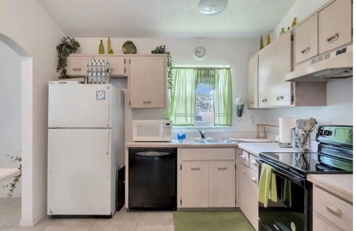Indian Wells House | NEW LISTING! Sunset Oasis Retreat - Pool, Patio, and More! by RedAwning