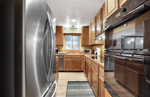 Country Club Estates Ski Chalet | *New Listing* This is a 3 bedroom, 2.5 bathroom home that sleeps 8