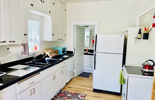 River West House | New Listing! The Best Walkable Location + Cozy, Historic Charm. Old Bend Cutie!