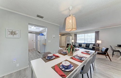 Gulf Gate Estates House | New Listing Tranquil two bed/two bath hideaway
