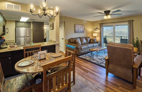 Gatlinburg - Pigeon Forge Condo | New Listing! Updated in 2025/Condo with HUGE Mtn. Views/King Bed/Fireplace