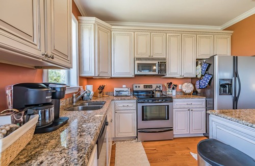 Oceanmarsh Subdivision House | New Listing! 4BR on Harbor Island