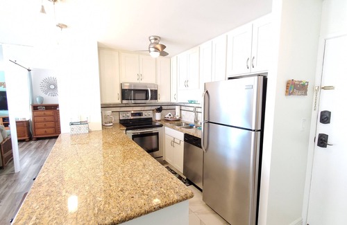 Waikiki Condo | NEW LISTING! Waikiki Ocean View One Bdrm Condo. AC, Parking, Pet. Close to Beach