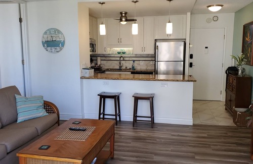 Waikiki Condo | NEW LISTING! Waikiki Ocean View One Bdrm Condo. AC, Parking, Pet. Close to Beach