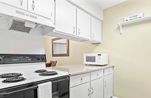 Largo Villa | NEW! Lovely 1BD Villa,mins to BEACH,3 HEATED pools