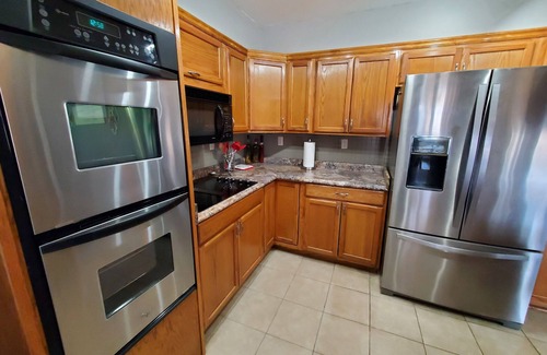 Kingston House | "NEW LOWER RATES" Spacious 4 Bd, 3 Ba ,Billard and Poker tables, Hot Tub & More!