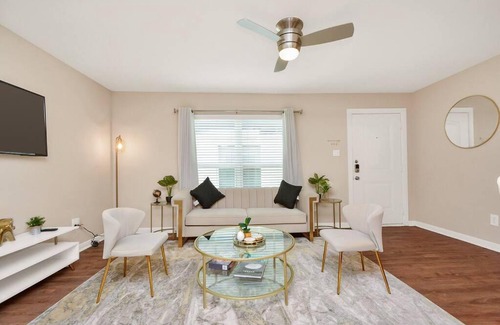 North Houston Apartment | *NEW* Lux Suite w/ KING BED - Entire Apt w/ FREE PKNG!