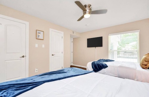 North Houston Apartment | *NEW* Lux Suite w/ KING BED - Entire Apt w/ FREE PKNG!