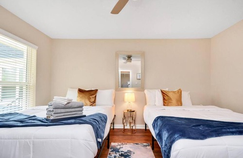 North Houston Apartment | *NEW* Lux Suite w/ KING BED - Entire Apt w/ FREE PKNG!