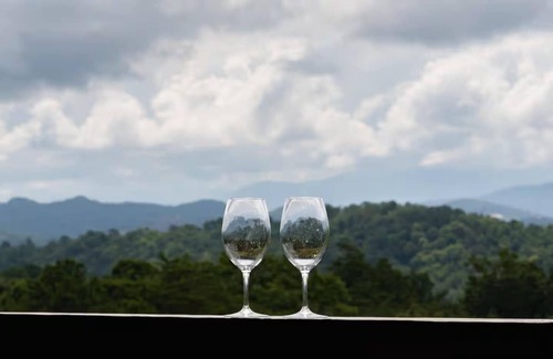 Gatlinburg - Pigeon Forge Ski Chalet | New Luxe Mountain Cabin + Hot Tub + Views!