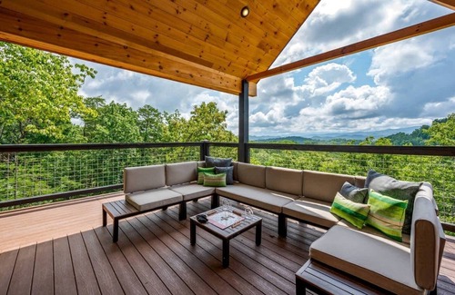 Gatlinburg - Pigeon Forge Ski Chalet | New Luxe Mountain Cabin + Hot Tub + Views!