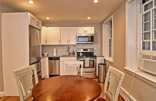 Beacon Hill Apartment | 🌳New Luxe Reno🏨Walk to MGH👗Laundry🌳Private Patio💦Disinfected🐶Dogs OK 🌳