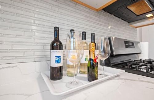 Chicago Apartment | New Luxurious 5BD-2BA Home-FREE WINE-2CAR Parking