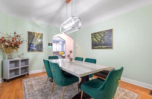 Chicago Apartment | New Luxurious 5BD-2BA Home-FREE WINE-2CAR Parking