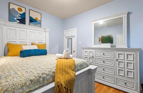 Chicago Apartment | New Luxurious 5BD-2BA Home-FREE WINE-2CAR Parking