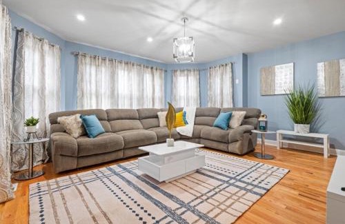 Chicago Apartment | New Luxurious 5BD-2BA Home-FREE WINE-2CAR Parking