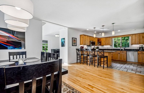 Quechee House | New! Luxurious Escape, Hot Tub - Quechee Meadows