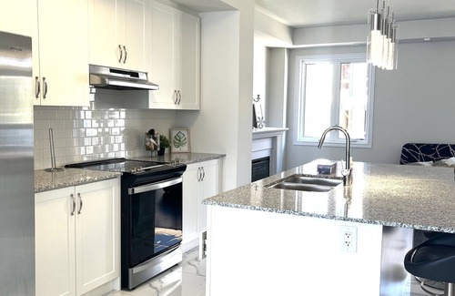 Whitby House | New luxury 3 +1 bedroom townhome in Whitby