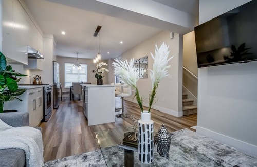 Langley House | New Luxury 3br/3ba Townhome +Office +Gym +Patios!