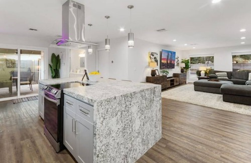 Shea Heights House | NEW Luxury 4BR in Phoenix/Scottsdale W/XL HEATED Pool & Putting Green