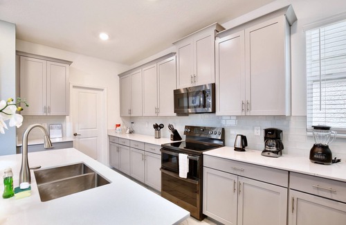 Kissimmee House | New Luxury 5BR Home with Pool & Spa in Storey Lake Resort
