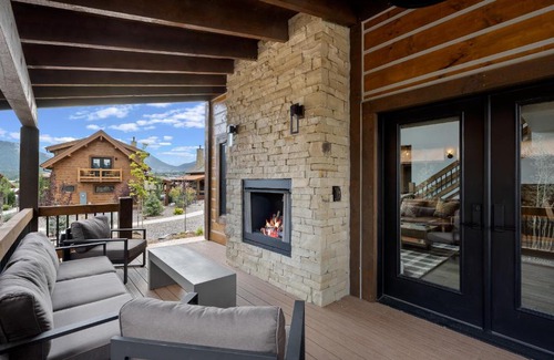 Estes Park House | New Luxury Cabin! Fireplace and Jacuzzi!