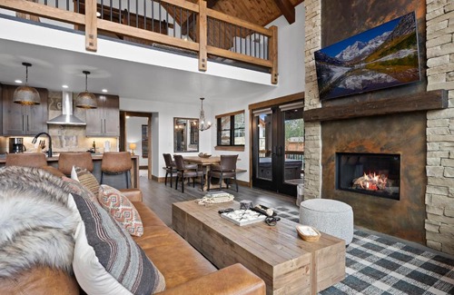 Estes Park House | New Luxury Cabin! Fireplace and Jacuzzi!
