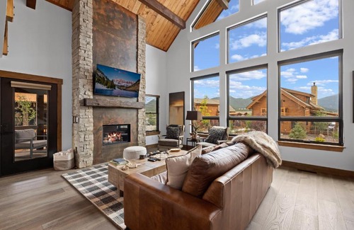 Estes Park House | New Luxury Cabin! Fireplace and Jacuzzi!