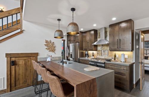 Estes Park House | New Luxury Cabin! Fireplace and Jacuzzi!