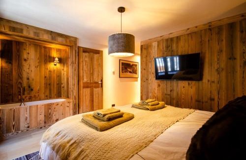 Sainte-Foy-Tarentaise Ski Chalet | NEW Luxury Chalet Sapins - PRIVATE POOL- Mountains VIEW - Family & Comfort - SPECIAL LAUNCH OFFER