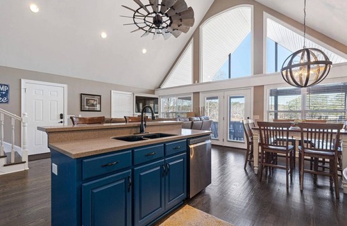 Lake Oconee House | New Luxury Lakefront Home with Dock, Hot Tub, Fire Pit, SUP Boards and Kayaks!