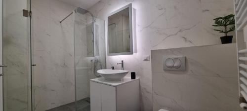 Vracar Apartment | New luxury suite near St Sava Temple with garage