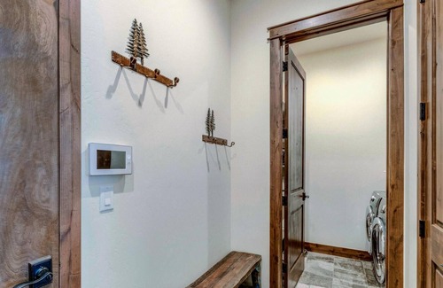 Winter Park Ski Chalet | New Luxury Villa 617 Next To Resort/Hot Tub & Views - $500 FREE Activities & Equipment Rentals Daily