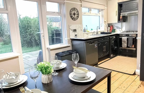 Beverley Apartment | New Malden 3BDR House w/FREE Parking & Private Garden near Kingston & Wimbledon