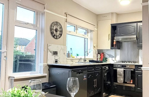 Beverley Apartment | New Malden 3BDR House w/FREE Parking & Private Garden near Kingston & Wimbledon