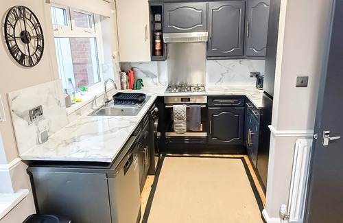 Beverley Apartment | New Malden 3BDR House w/FREE Parking & Private Garden near Kingston & Wimbledon