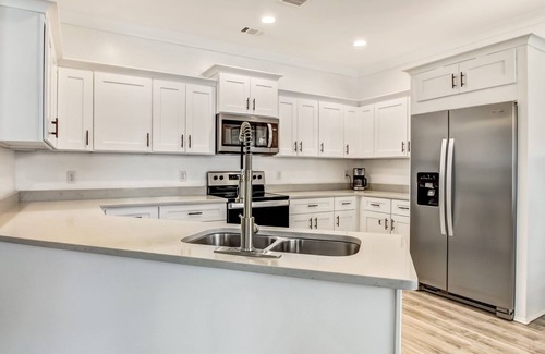 Victory Manor - East Hill - Donwood House | New Mod Central Savannah Home Free Parking Washer Dryer A/C