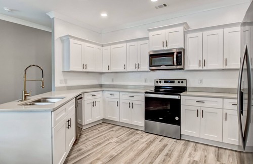 Victory Manor - East Hill - Donwood House | New Mod Central Savannah Home Free Parking Washer Dryer A/C