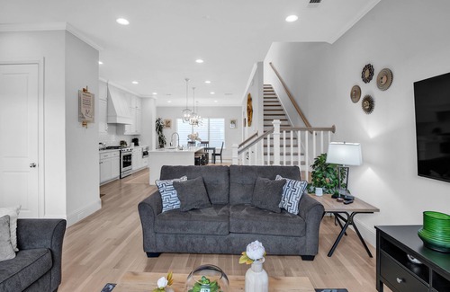 Oak Cliff House | NEW! Modern 3BR in Bishop Arts | Walk to Shops & Dining