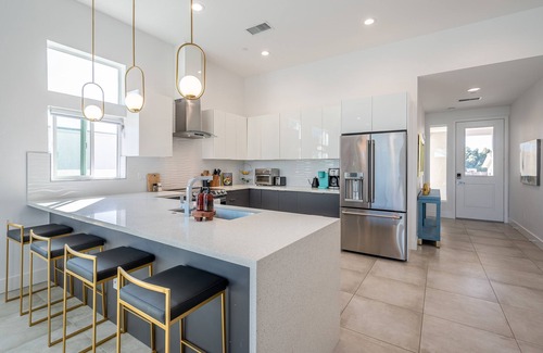 Desert Hot Springs House | New* Modern 4B/3B | Hot Tub, Pool | 2 King suites | EV charger